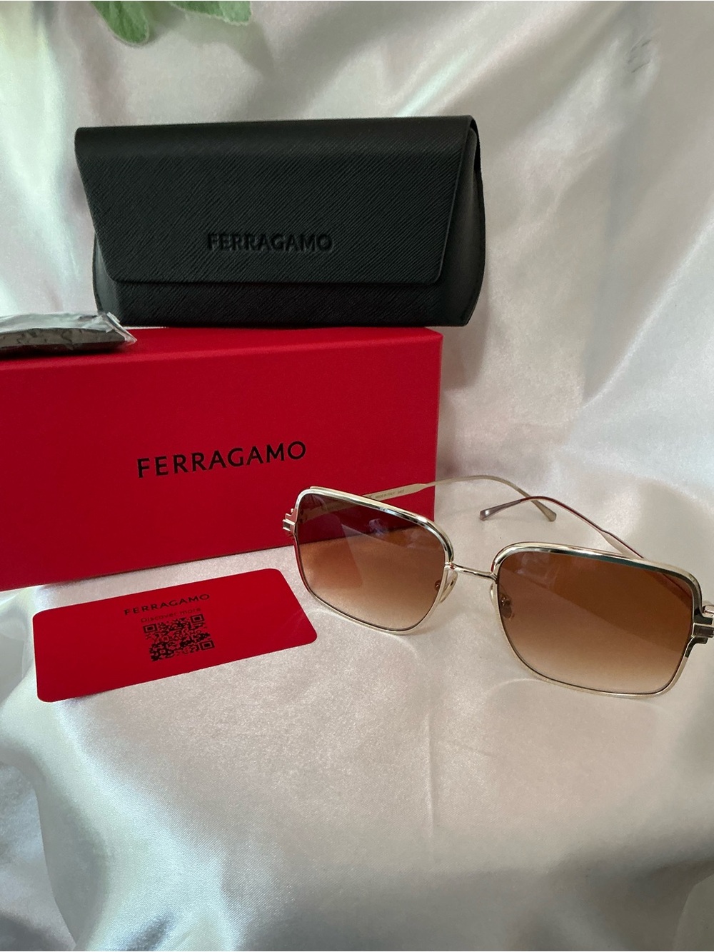 NIB Salvatore Ferragamo Women's Gold Brown Gradient Sunglasses 57 16 140 SF317S